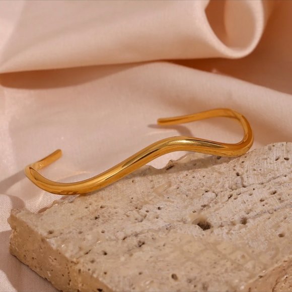 NEW 18K GOLD LUXURY CUFF BRACELET, NICE BRACELET, CUTE BRACELET. - Picture 5 of 7